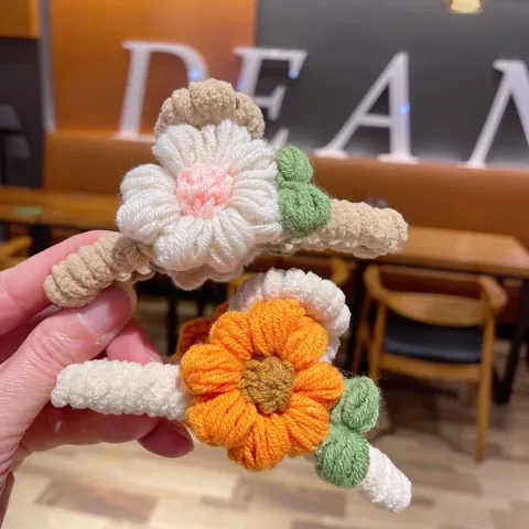 Winter Knitted Yarn Flower Hair Claw Clip Handmade Woolen Sweet Floral Shark Clip Charming Hair Accessories For Women Girls