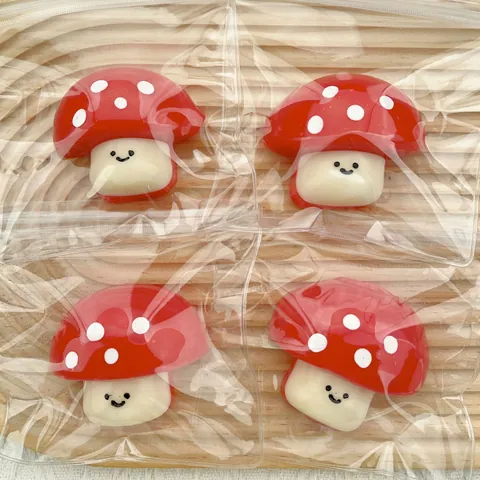 Jouet Anti-stress Squishy Champignon en Nourriture Simulée TPR Champignon à Pois et Visage Souriant pour Enfants et Adultes