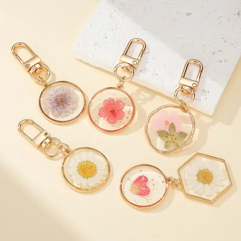 Pastoral Style Transparent Resin Keychain Handmade Real Dried Flower Preserved Daisy Pendant Gold Alloy Clasp Bag Hanging Ornament Women Jewelry