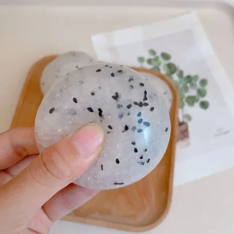 Jouet Squishy Simulation Boule de Riz Gluant en TPR Souple Jouet Anti-stress pour Adultes et Enfants Jouet à Presser