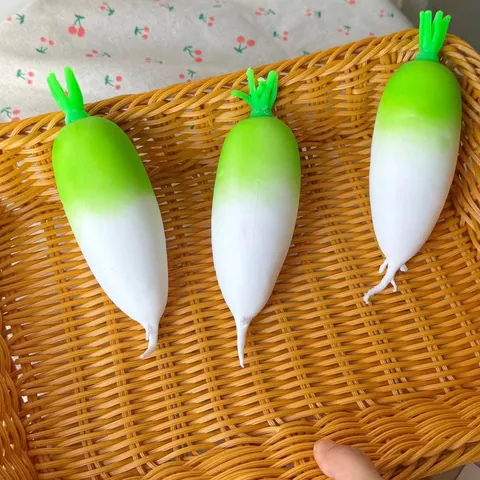 Giocattolo da Spremere a Forma di Carota Simulazione Realistica TPR Rimbalzo Lento Giocattolo Decompressivo per Sollievo Stress Regalo