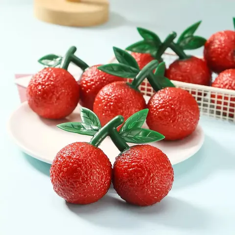Giocattolo Squishy Simulazione Bacca di Cera Nespola Sollievo dallo Stress Giocattolo da Spremere in TPR per Bambini Adulti Regalo Divertente