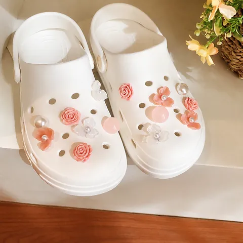 Set di 14 Ciondoli per Scarpe Clog in Resina Floreale Rosa Artificiale Perla DIY Accessori per Calzature per Donne Bambini