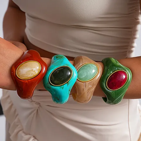 Brazalete Exagerado de Acrílico Jaspeado para Mujer Marco de Metal Dorado Inserto Ovalado Pulsera Geométrica Joyería de Nicho