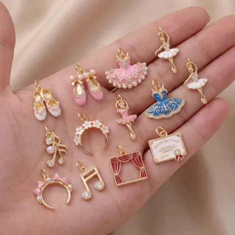 Collana con Ciondolo a Tema Balletto per Donna Rosa Bianco Scarpette da Danza Vestito Ragazza Strass Perla Artificiale Catena in Acciaio Inossidabile Gioielli