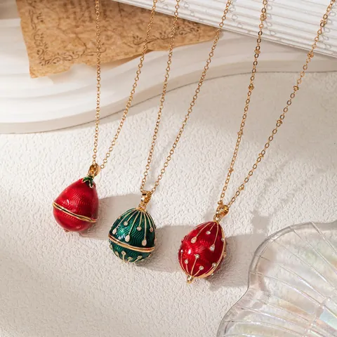 Collier Pendentif Œuf de Pâques Style Fabergé Ouvert avec Émail Strass Casse-Noisette Oiseau Cheval Bijoux en Cuivre