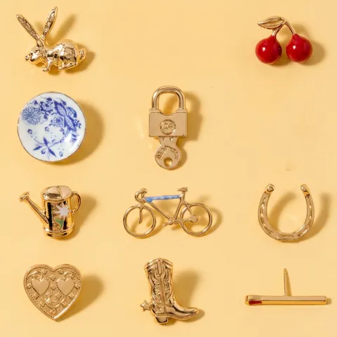 Vintage Gold Copper Brooch Refined Rabbit Bicycle Boot Cherry Heart Water Pot Design Electroplated Fashion Jewelry For Women