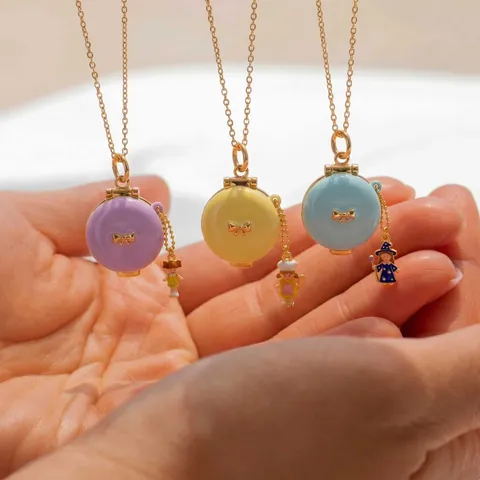 Collar de Relicario Redondo de Esmalte de Cuento de Hadas para Mujeres Niñas Colgante de Escena en Miniatura Cobre Chapado en Oro Lazo Cocinera Bruja Joyería Regalo