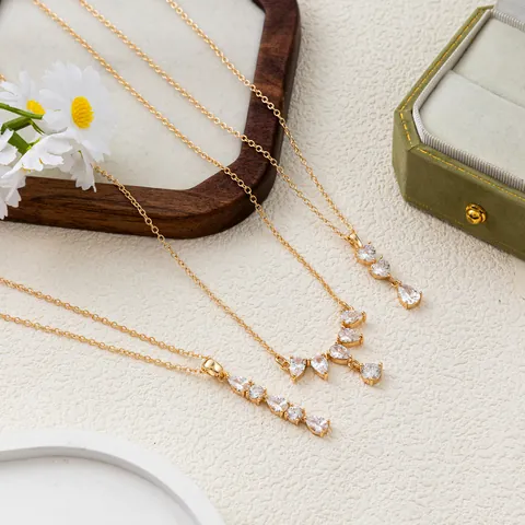 Mode Kupfer Strass Fächerförmig Wassertropfen Anhänger Halskette Für Damen Leichter Luxus Vergoldet Geometrische Kette Halskette Schmuck Geschenk