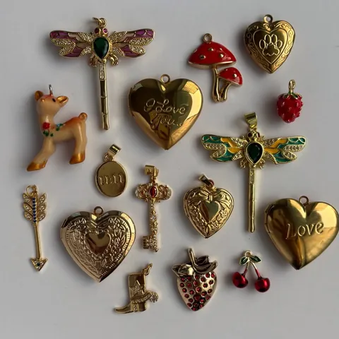 Collana con Pendente a Forma di Libelle Cuore Medaglione Fungo Fragola in Acciaio Inossidabile Smaltato Vintage per Donna Gioielli con Pendenti Animali Frutta Strass