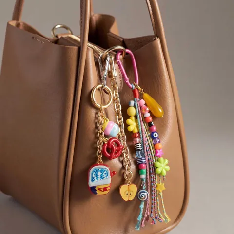 Fashion Colorful Bag Charm Resin Fruit Food Pendant Alloy Chain Keychain For Women Handbag Accessories Cherry Apple Heart Shape Ornament