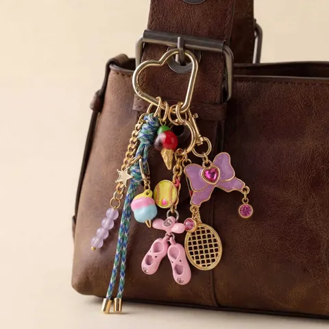 Elegante Adorno para Bolso Vintage de Cobre Bañado en Oro de 18k Llavero Corazón Gato Perla Artificial Colgante Para Accesorio de Decoración de Bolso de Mujer