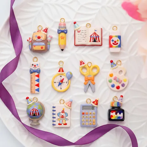 Pendentifs en Acier Inoxydable en Forme de Fournitures Scolaires Sac à Dos Livre Crayon Ciseaux Mignons Mini Charme Accessoires de Bijoux DIY pour Femmes Étudiants