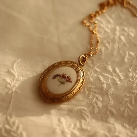 Vintage 14k Gold Plated Copper Oval Locket Necklace With Dried Flower Pattern Retro Satellite Chain Jewelry For Women