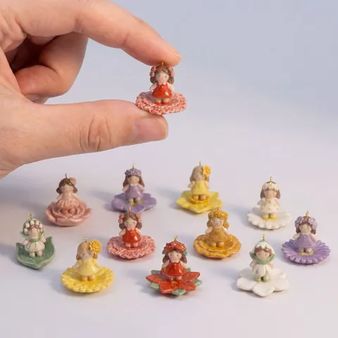 Ciondolo Fata dei Fiori Effetto Ceramica Dipinto a Mano per Donna Base in Rame Statuine di Ragazza Floreale Multicolore Collane Fiabesche Accessori Gioielli
