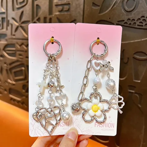 Ciondolo per Borsa con Fiocco di Moda Portachiavi a Cuore Cavo Charm in Perla Artificiale per Zaino Accessorio per Borsa Regalo per Donne Ragazze