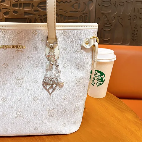 Ciondolo per Borsa con Fiocco di Moda Portachiavi a Cuore Cavo Charm in Perla Artificiale per Zaino Accessorio per Borsa Regalo per Donne Ragazze