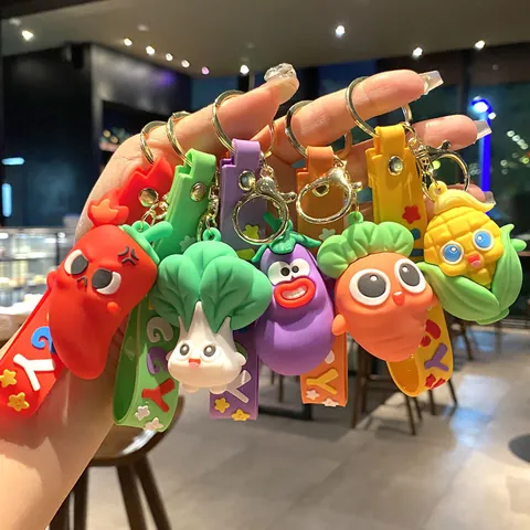 Kreativer Simulationsgemüse Schlüsselanhänger Süßer Cartoon Karotte Chili Aubergine Mais Kohl PVC Anhänger Taschen Dekoration Kindertag Geschenk