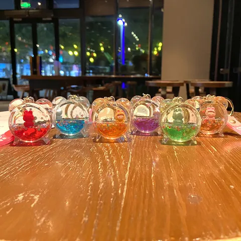 Portachiavi Creativo con Orologio a Sabbie Mobili Liquide Cartone Animato Coniglio Orso Ciondolo in Acrilico Decorazione per Zainetto