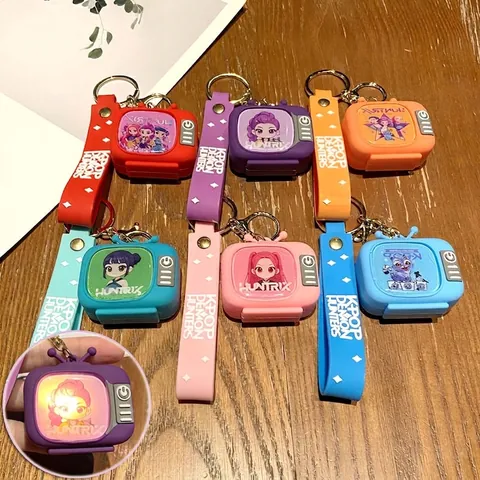 KPOP Demon Hunters TV Form Leuchtender Schlüsselanhänger Mini Anime Charakter Licht Tasche Charm Für Fans Schmuck Geschenk