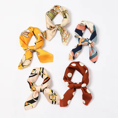 Damen Satin Kleines Quadratisches Tuch Bedruckt Seidengefühl Halstuch Mode Herz Punktmuster Geometrische Kette Schal Für Damen Zubehör