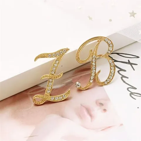 Broche de Aleación de Zinc Alfabeto Inicial Cursivo Strass Elegante Chapado en Oro Plata Pin de Letra para Traje Chaqueta Suéter Joyería Accesorio