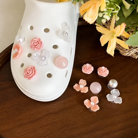 Set di 14 Ciondoli per Scarpe Clog in Resina Floreale Rosa Artificiale Perla DIY Accessori per Calzature per Donne Bambini