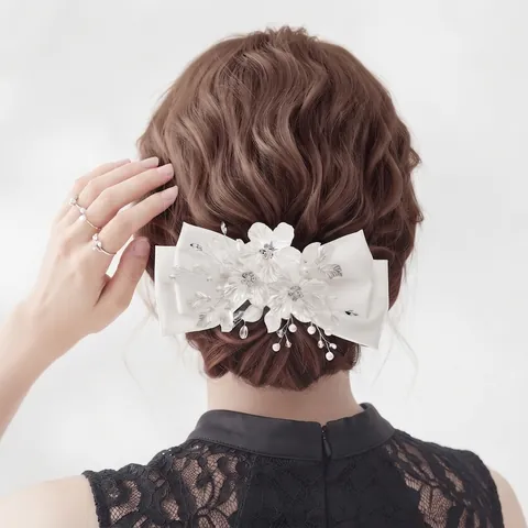 Pince à Cheveux de Mariée Faite à la Main Nœud en Satin Blanc Coiffe Fleurs 3D Élégante Avec Perles Artificielles Cristaux pour Mariage Bijoux Femme