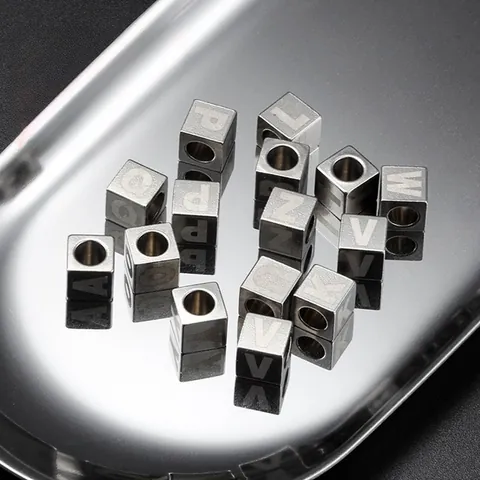 Edelstahl Quadratisch Alphabet Buchstaben Würfel Perlen DIY Schmuckherstellung Kleine Durchgangsloch Charms Für Armbänder Ketten Taschen