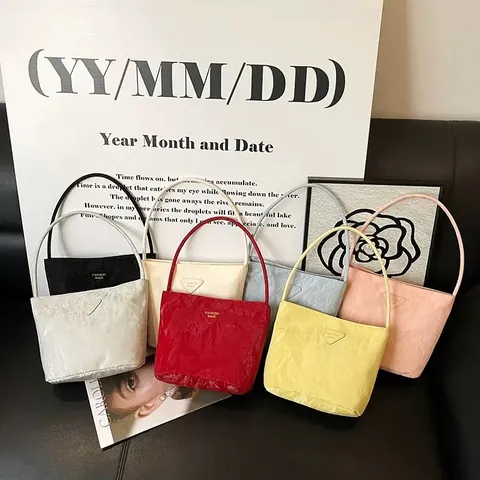 Sac Fourre-tout Minimaliste en Nylon Froissé pour Femme Avec Logo Triangle Sac à Main Élégant Sac à Bandoulière pour Cadeau de Mariage Quotidien