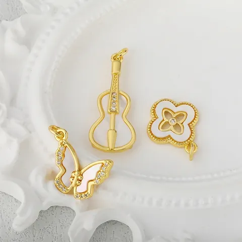 Colgantes de Latón Chapado en Oro de 18K con Nácar de Concha Mariposa Violín Trébol Strass Incrustados Accesorios de Bricolaje