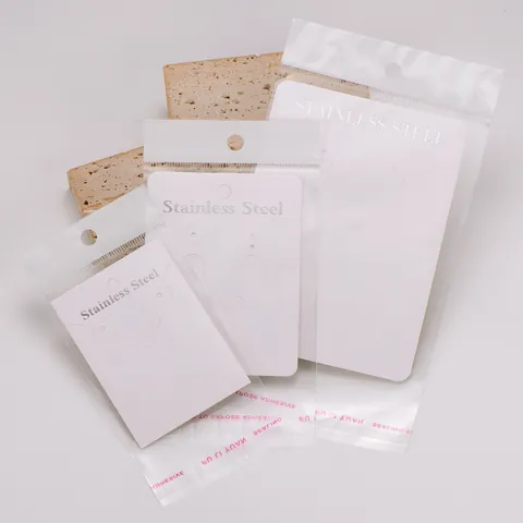 Minimalistische Schmuckverpackungskarten Aus Weißer Pappe Mit OPP-Beuteln Rechteckige Halsketten-Armband-Displaykarten Für Die Aufbewahrung Von Modeschmuck