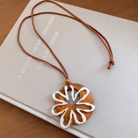 Collar con Colgante de Flor de Aleación de Madera Redonda de Estilo Coreano Cadena de Suéter de Cuerda de Terciopelo Largo de Moda para Regalo de Joyería de Mujer