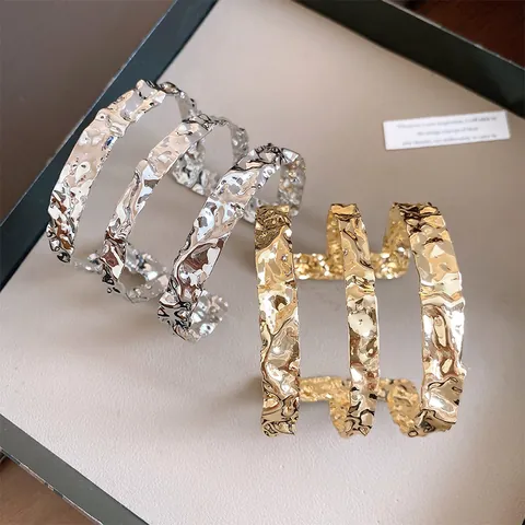 Bracciale Rigido Aperto in Metallo Plissettato a Tre Strati per Donna Stile Punk Bracciale da Braccio Martellato Irregolare