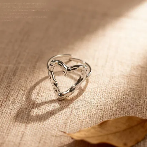 Bague Cœur Creux Réglable en Acier Titane Avec Texture Martelée Bijoux de Mode Minimalistes pour Femmes Bague Ouverte Style Froid