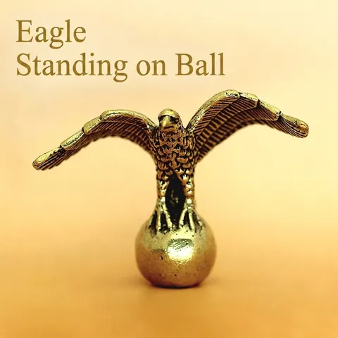 Statue d'Aigle en Laiton Vintage Debout Sur Une Balle Figurine Petite Sculpture d'Animal en Métal Ornement de Bureau Pour La Maison Bureau
