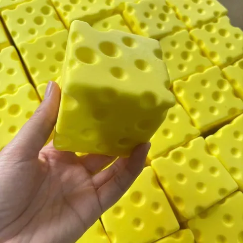 Simulazione Panetto di Burro Squishy Risalita Lenta Blocco di Formaggio Giocattolo Antistress Novità Forma di Sapone Giocattolo da Spremere per Adulti Bambini Regalo Ufficio Decorazione