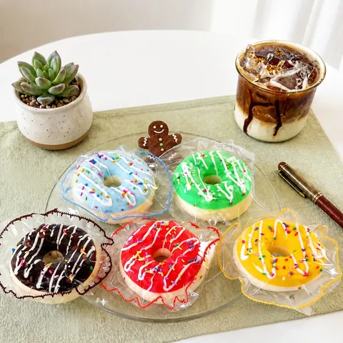 Squishy Donut en Silicone de Qualité Alimentaire Jouet Anti-Stress Pain Rayé à Rebond Lent pour Enfants et Adultes