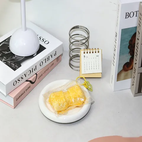 Jouet Squishy en Forme de Gâteau de Riz en Silicone de Qualité Alimentaire Pendentif de Soulagement du Stress Simulation de Nourriture Fait Main Squishy Jaune