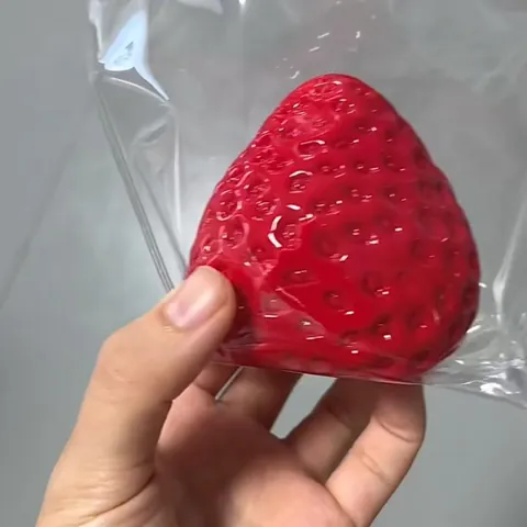 Jouet Squishy Fraise de Simulation Mignon Été Soulagement du Stress Rebond Lent Patte de Chat Squishy pour Enfants Adultes Cadeau