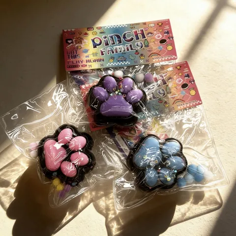 Cute Cat Paw Squishy Toy For Stress Relief Translucent TPR Squeezing Sensory Toy With Glitter For Office School Kids Adults Gift