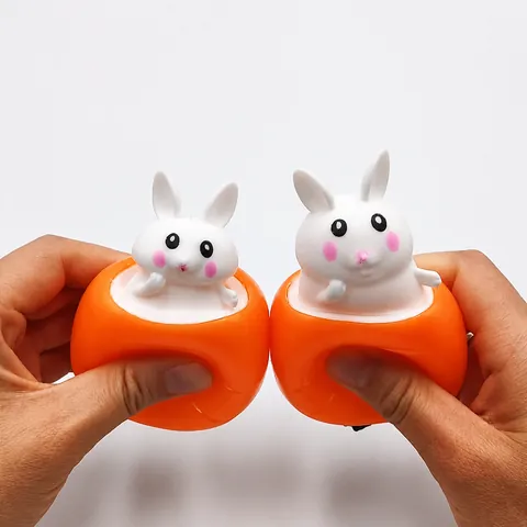 Jouet Squishy Créatif Carotte Lapin Pop-up pour Soulagement du Stress Gobelet à Presser en Plastique Jouet de Décompression pour Enfants Adultes Cadeau de Bureau