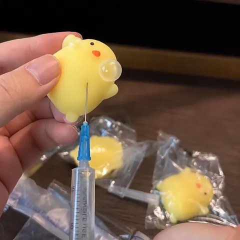 Divertido Juguete Squishy Pollito Para Exprimir Granos Para Niños Y Adultos Juguete De Alivio Del Estrés De TPR Suave Con Jeringa Regalo De Broma