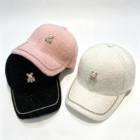 Berretto da Baseball in Peluche Invernale da Donna Con Orsetto di Strass e Perle Elegante Cappello Snapback Regolabile in Pelliccia Sintetica Calda Moda Outdoor