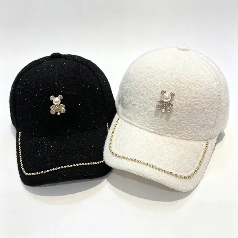 Berretto da Baseball in Peluche Invernale da Donna Con Orsetto di Strass e Perle Elegante Cappello Snapback Regolabile in Pelliccia Sintetica Calda Moda Outdoor