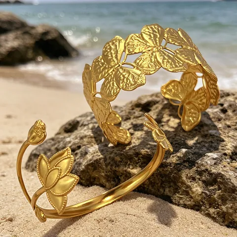 Vintage Edelstahl Blume Schmetterling Offene Armreifen Für Frauen Vergoldet Elegante Lotus Relief Mode Schmuck Verstellbarer Armreif