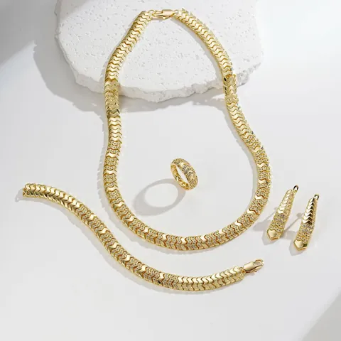Verguld Messing Zirkonia Sieradenset Voor Dames Elegante V Vorm Halsketting Armband Oorbellen Ring Vierdelige Bruidsset