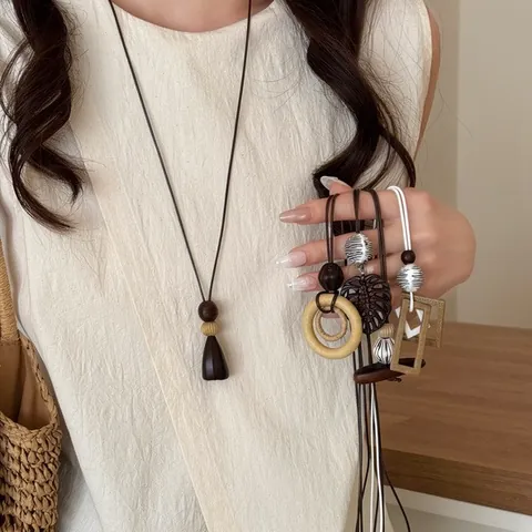 Neo-Chinese Retro Long Pendant Necklace For Women Vintage Old Money Style Resin Geometric Monstera Leaf Drop Clavicle Chain Daily Jewelry