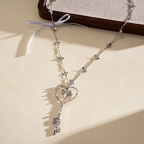 Europees Amerikaanse Stijl Legering Kunstparel Satijnen Lint Strik Hart Sleutel Hanger Halsketting Lange Bloemen Trui Ketting Dames Sieraden