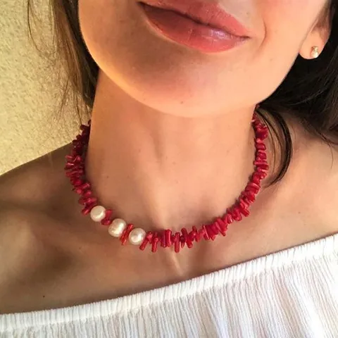 Collana con Pendente a Ramo di Corallo Rosso e Perle d'Acqua Dolce Naturali in Acciaio al Titanio Placcato Oro per Donna